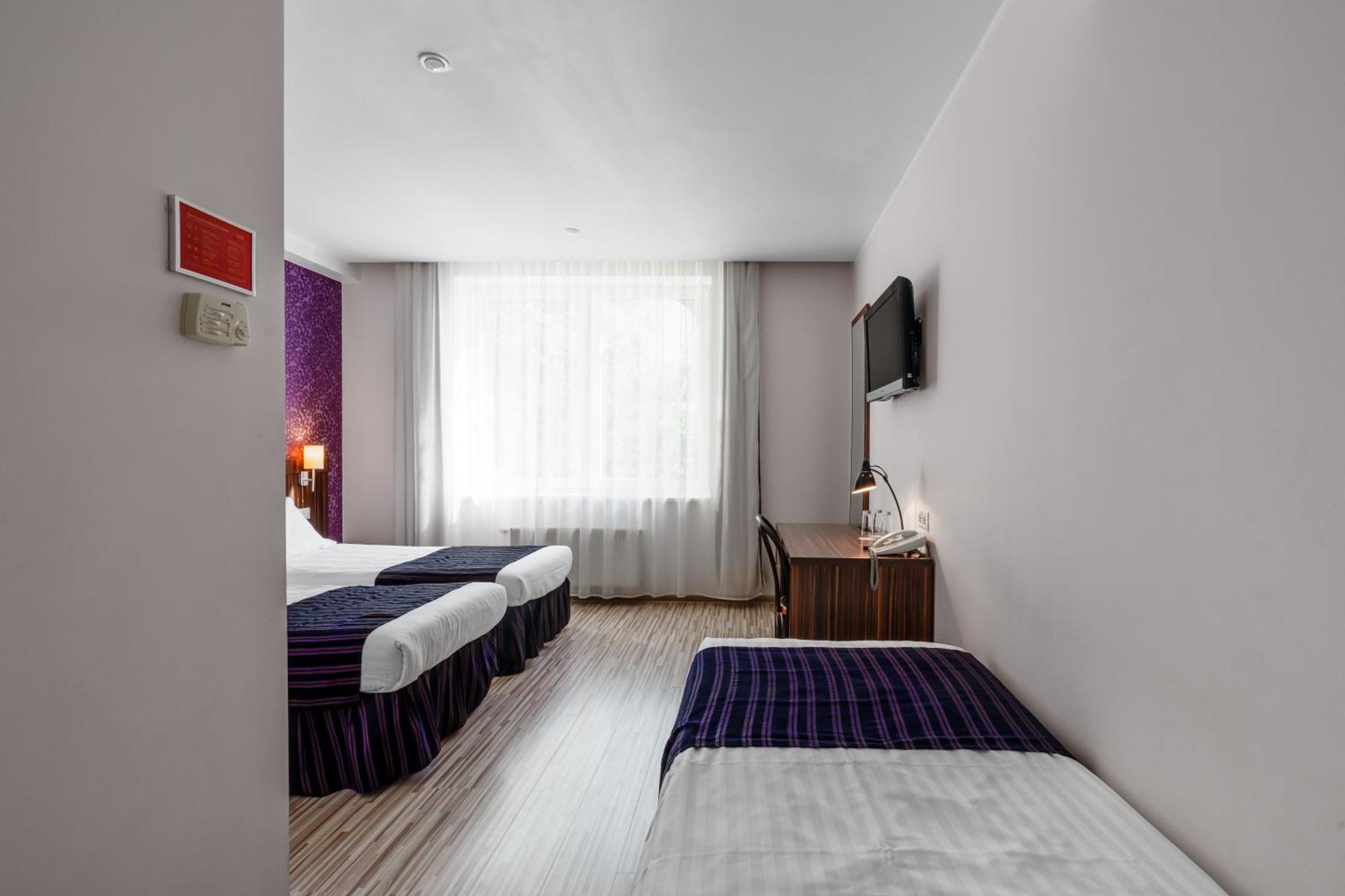 Rija Vef With Free Parking Khách sạn 3*